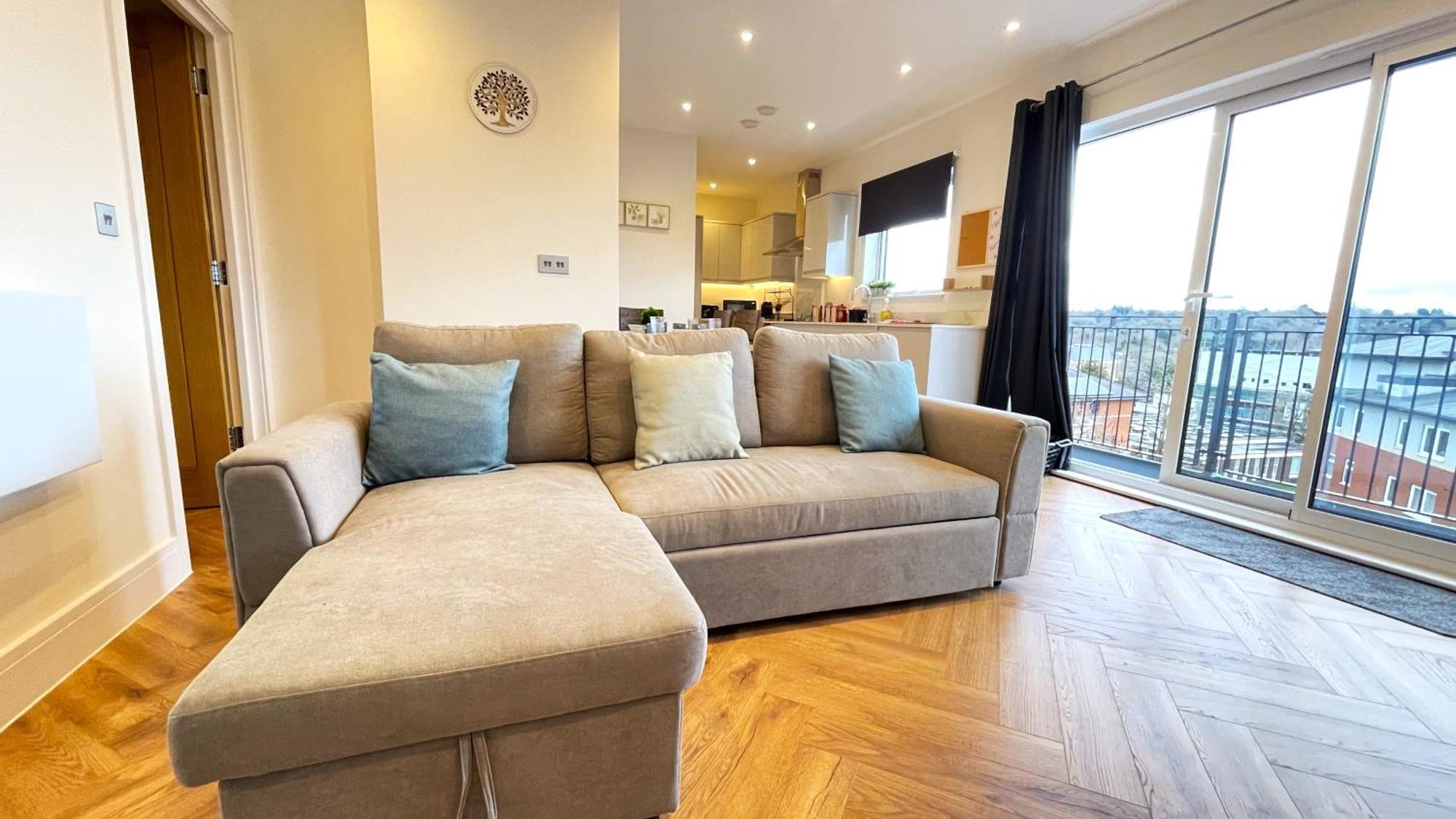 Urban Living With Wi-fi, Balcony & Parking Apartment
