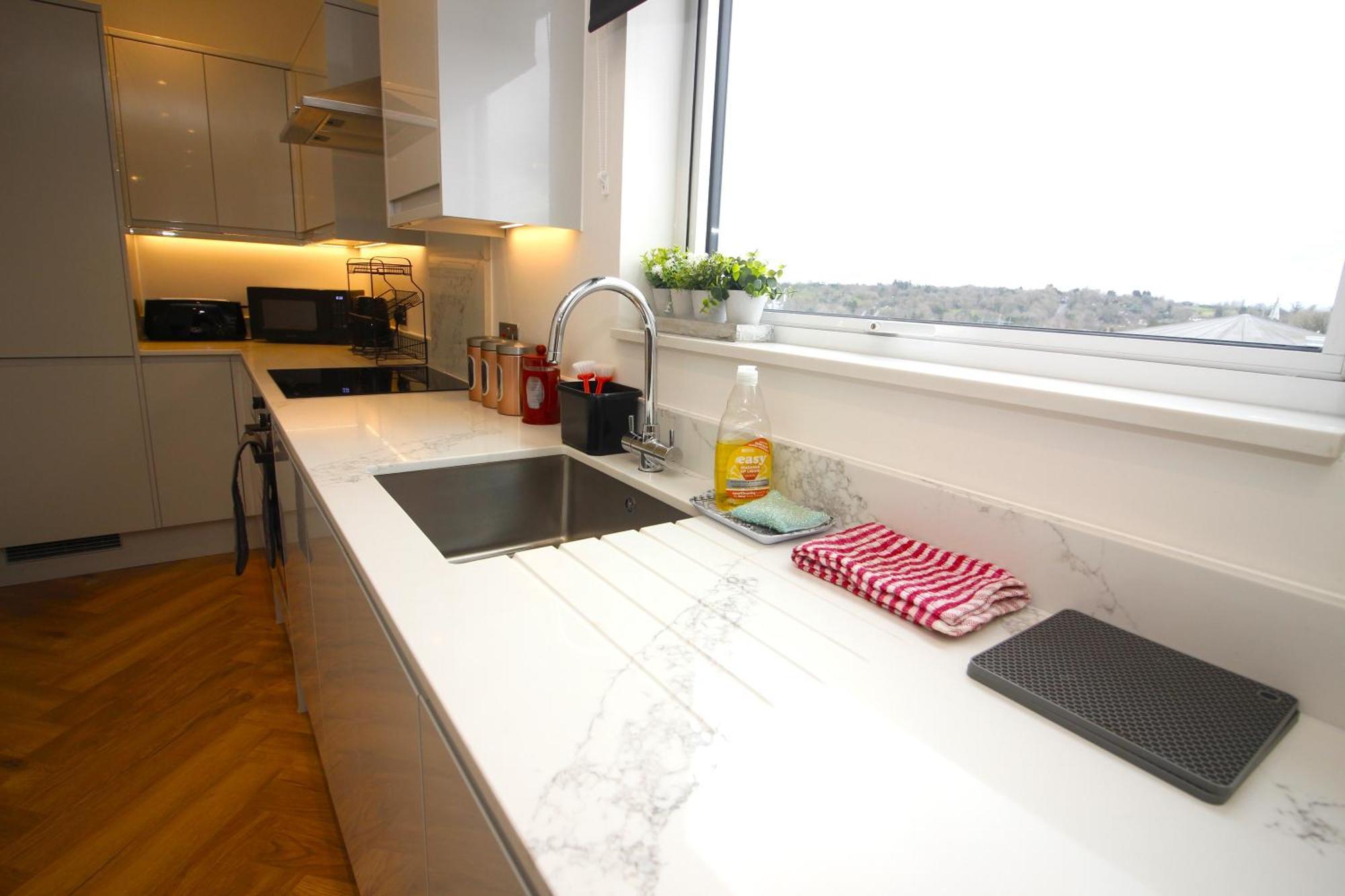 Urban Living With Wi-fi, Balcony & Parking *