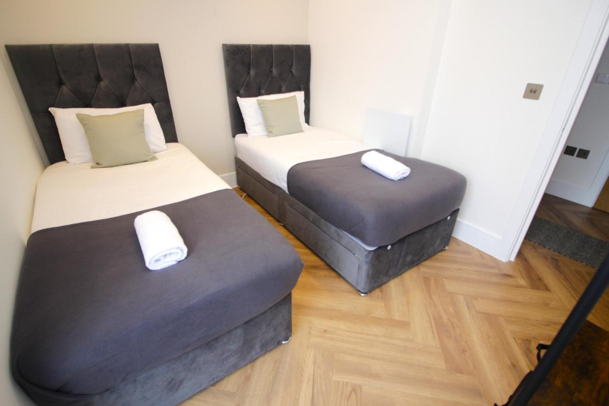 Urban Living With Wi-fi, Balcony & Parking Apartment