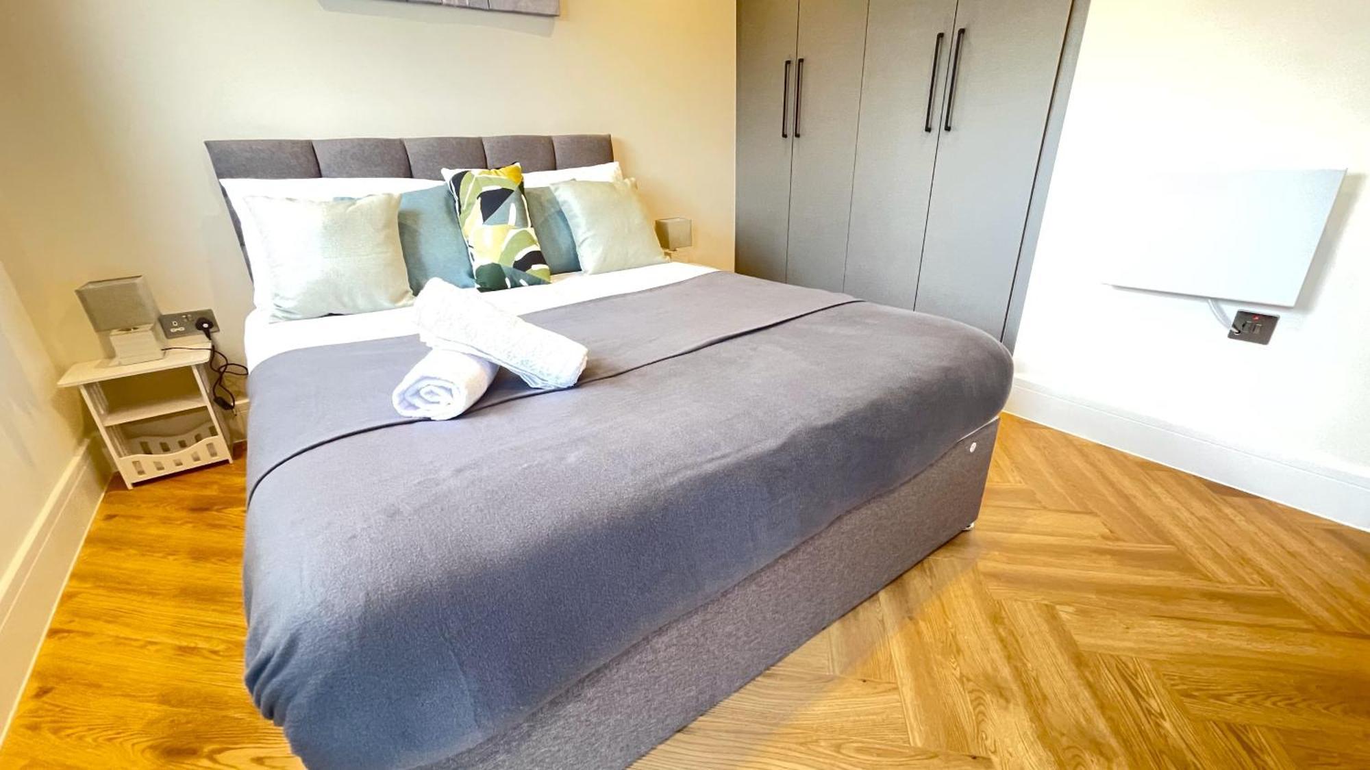Urban Living With Wi-fi, Balcony & Parking Apartment Rickmansworth