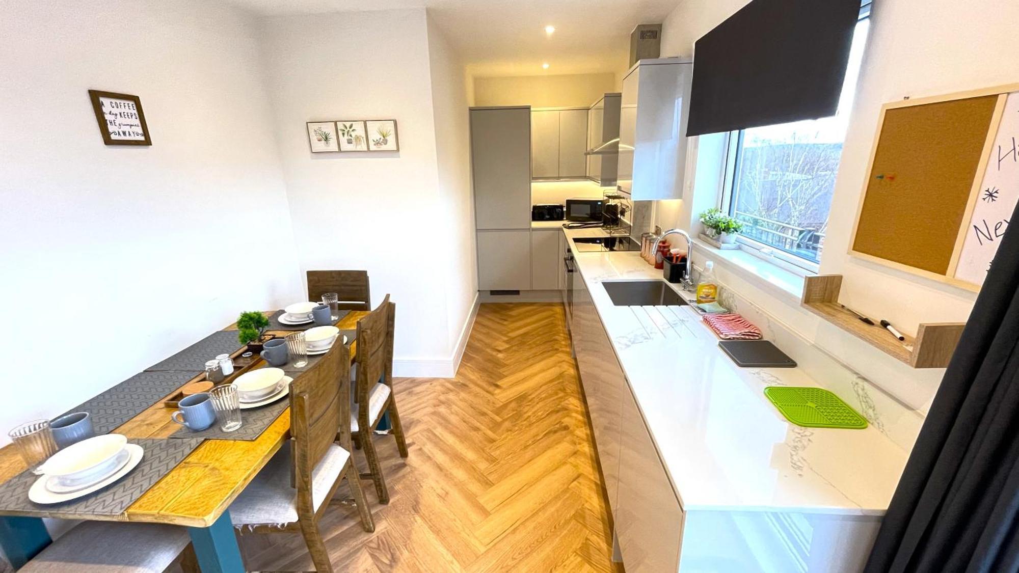 Apartment Urban Living With Wi-fi, Balcony & Parking