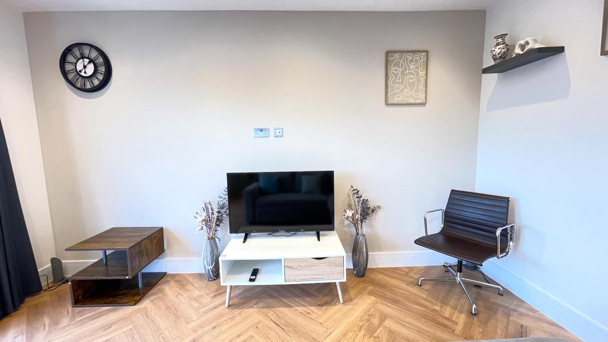 Urban Living With Wi-fi, Balcony & Parking * Rickmansworth