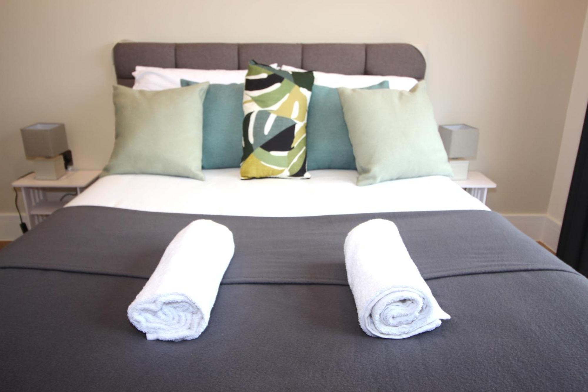 Apartment Urban Living With Wi-fi, Balcony & Parking