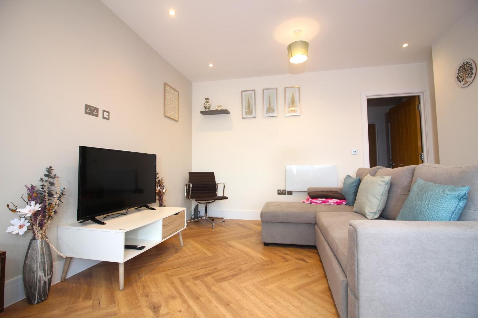 Apartment Urban Living With Wi-fi, Balcony & Parking