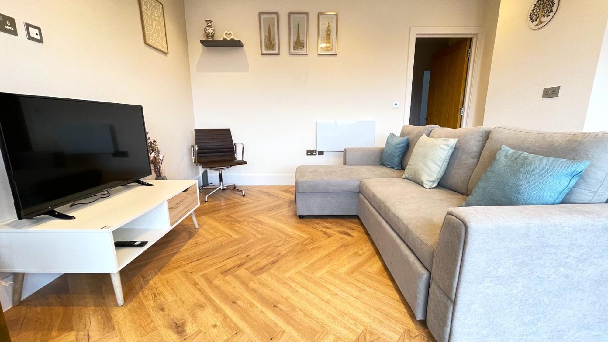 Urban Living With Wi-fi, Balcony & Parking *