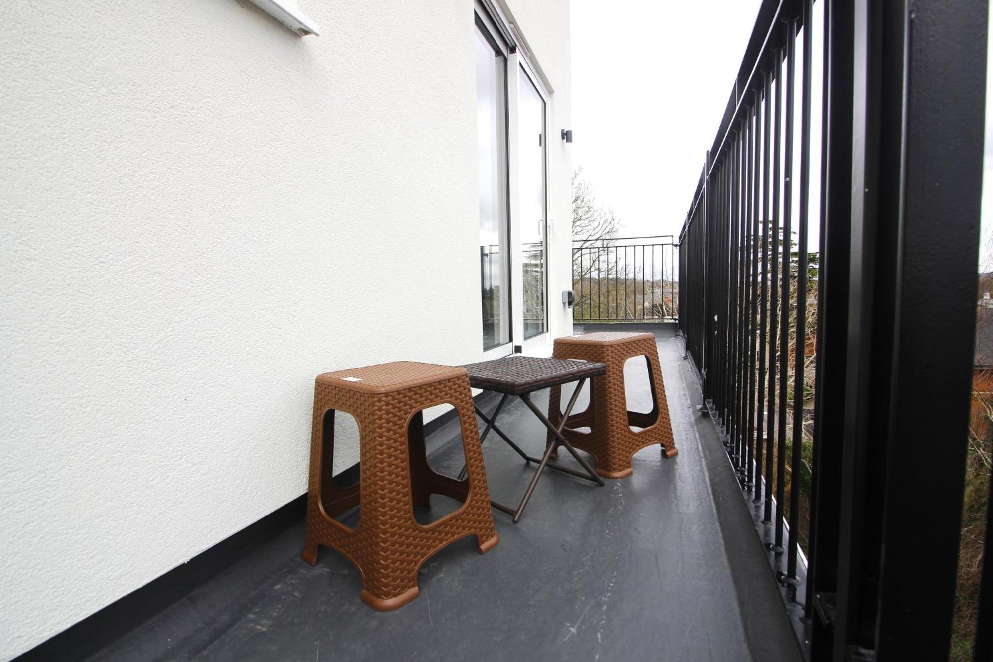 Urban Living With Wi-fi, Balcony & Parking Apartment
