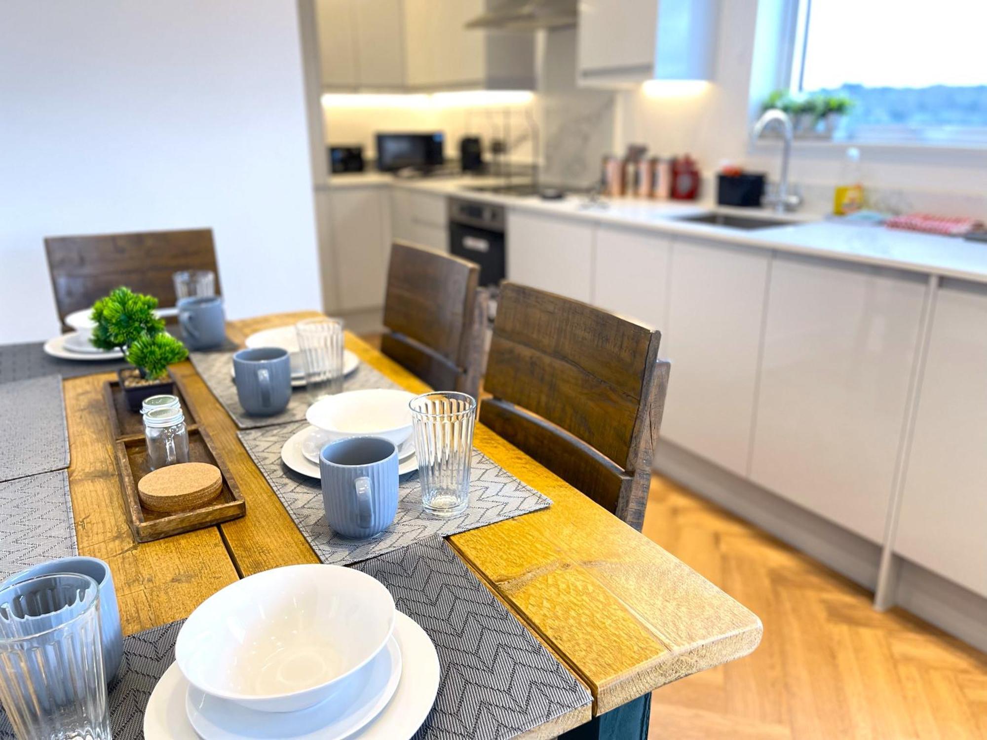 Urban Living With Wi-fi, Balcony & Parking