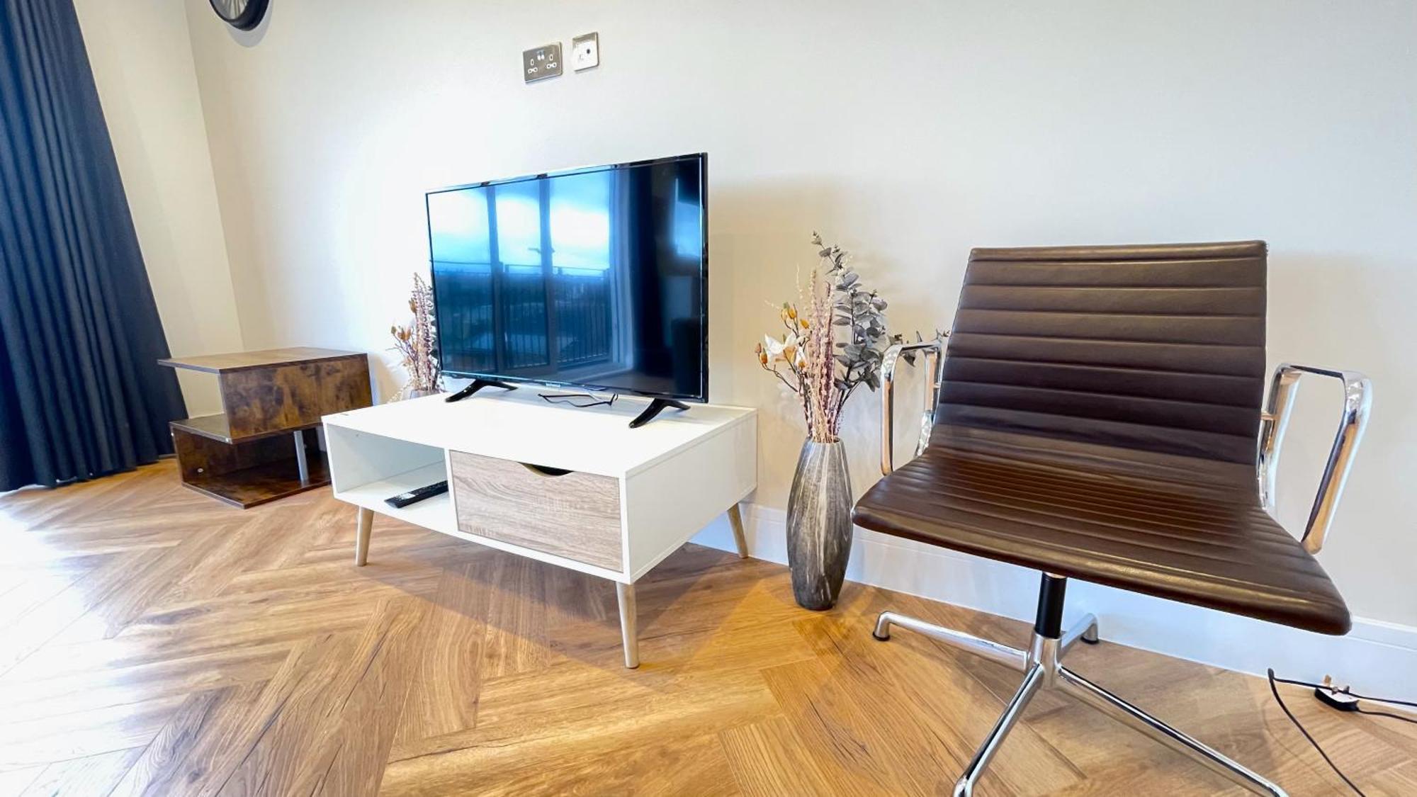 Urban Living With Wi-fi, Balcony & Parking Apartment Rickmansworth