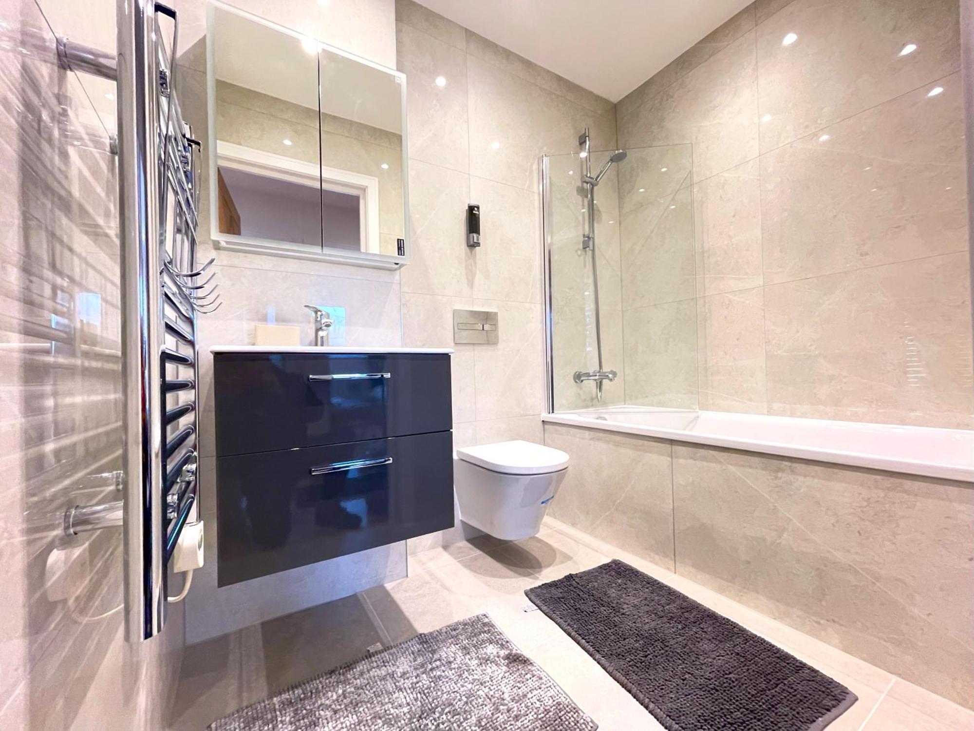 Urban Living With Wi-fi, Balcony & Parking Apartment Rickmansworth