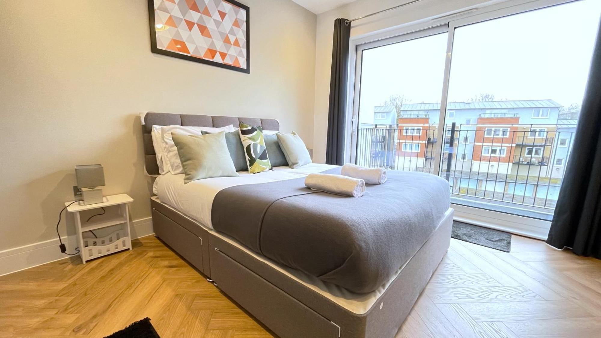 Urban Living With Wi-fi, Balcony & Parking Apartment Rickmansworth