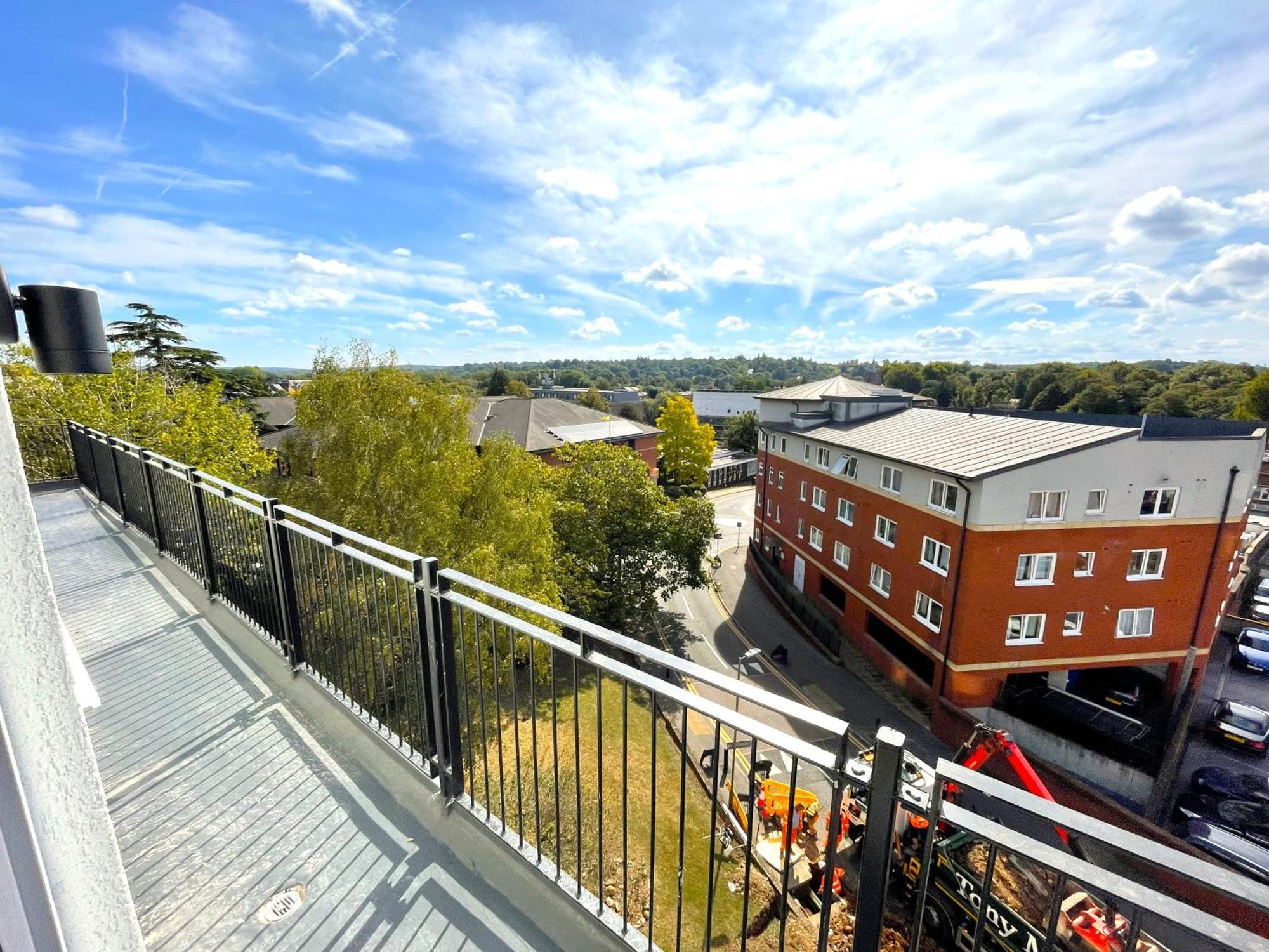 Urban Living With Wi-fi, Balcony & Parking *