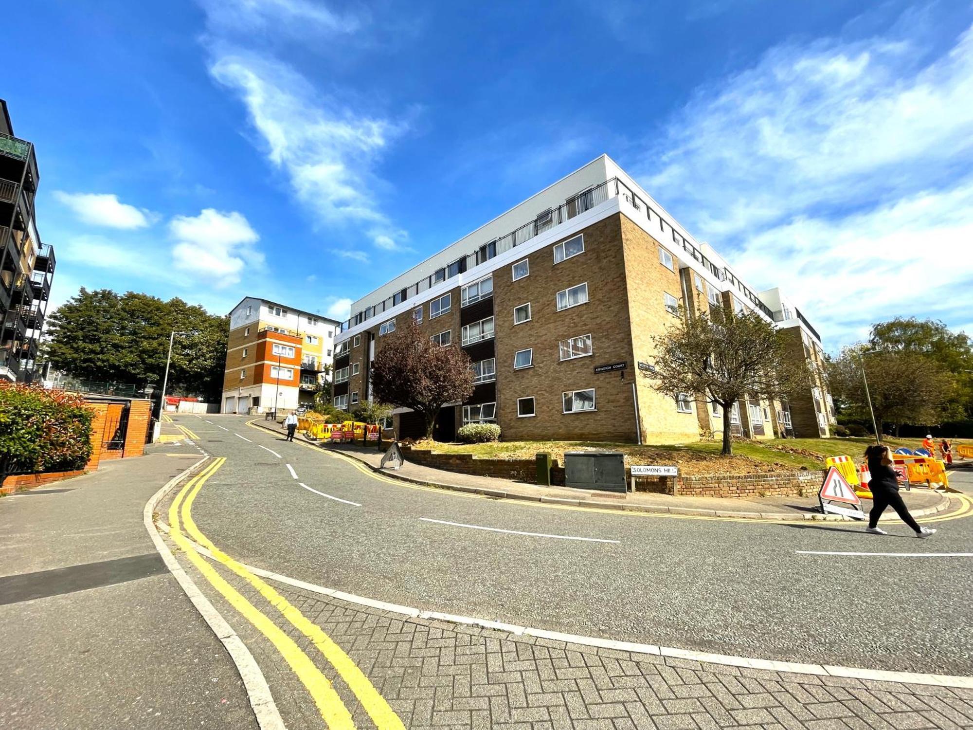 Urban Living With Wi-fi, Balcony & Parking Apartment Rickmansworth