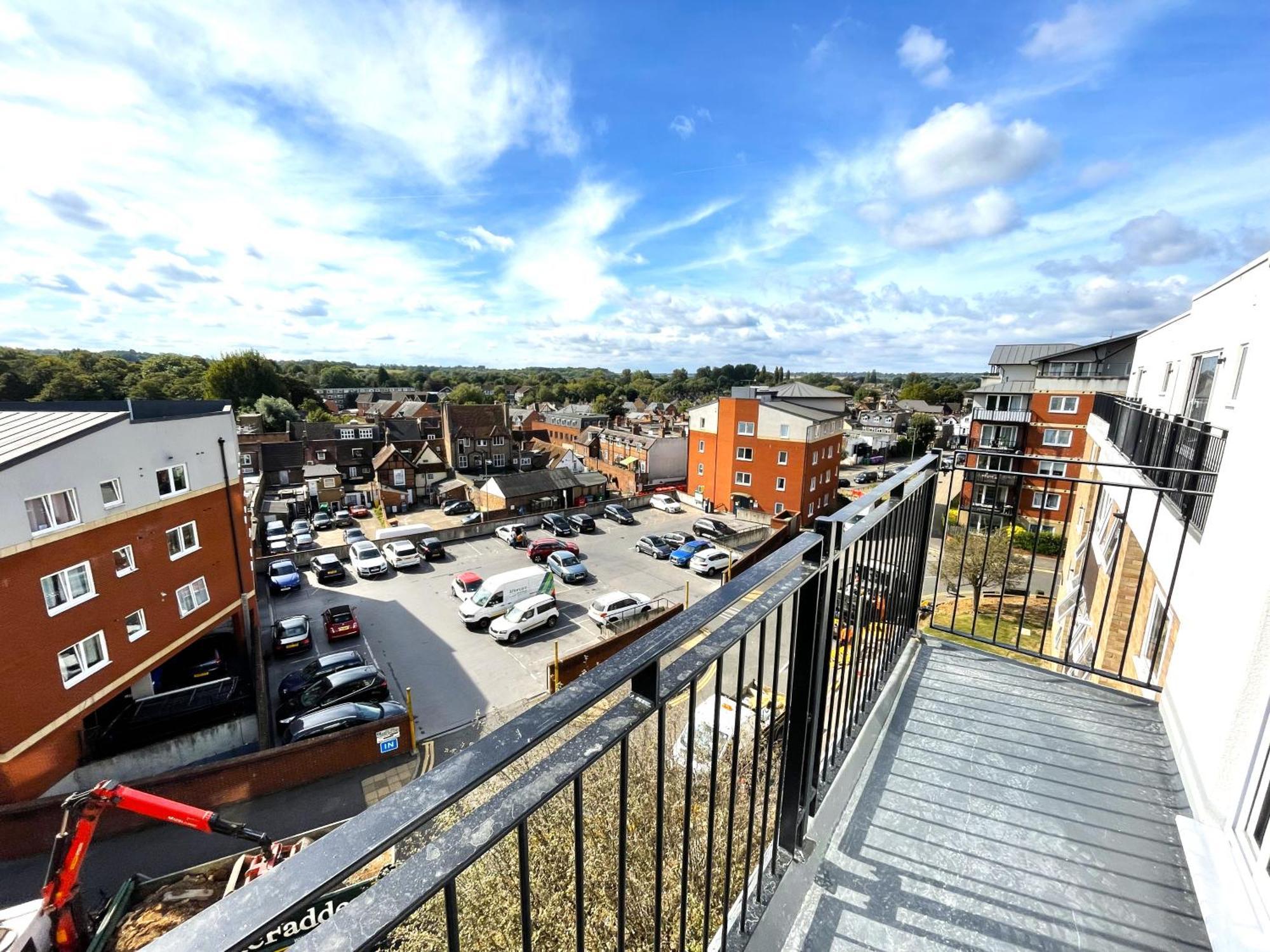 Apartment Urban Living With Wi-fi, Balcony & Parking *